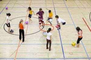 Kinder beim Ballspiel in der Turnhalle